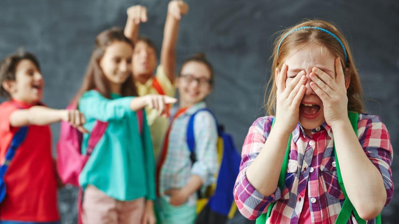 Enfants dans une cour d'école