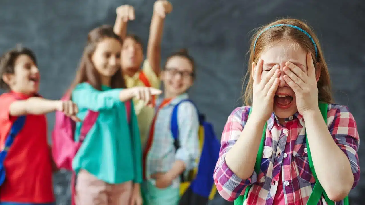 Enfants dans une cour d'école