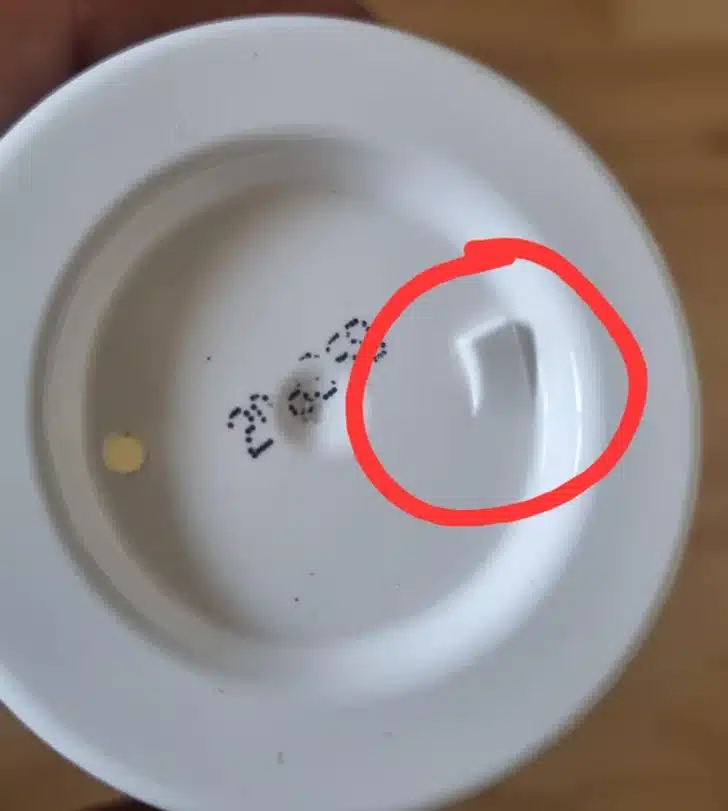 Int&eacute;rieur d'un flacon de cr&egrave;me montrant une rampe inclin&eacute;e