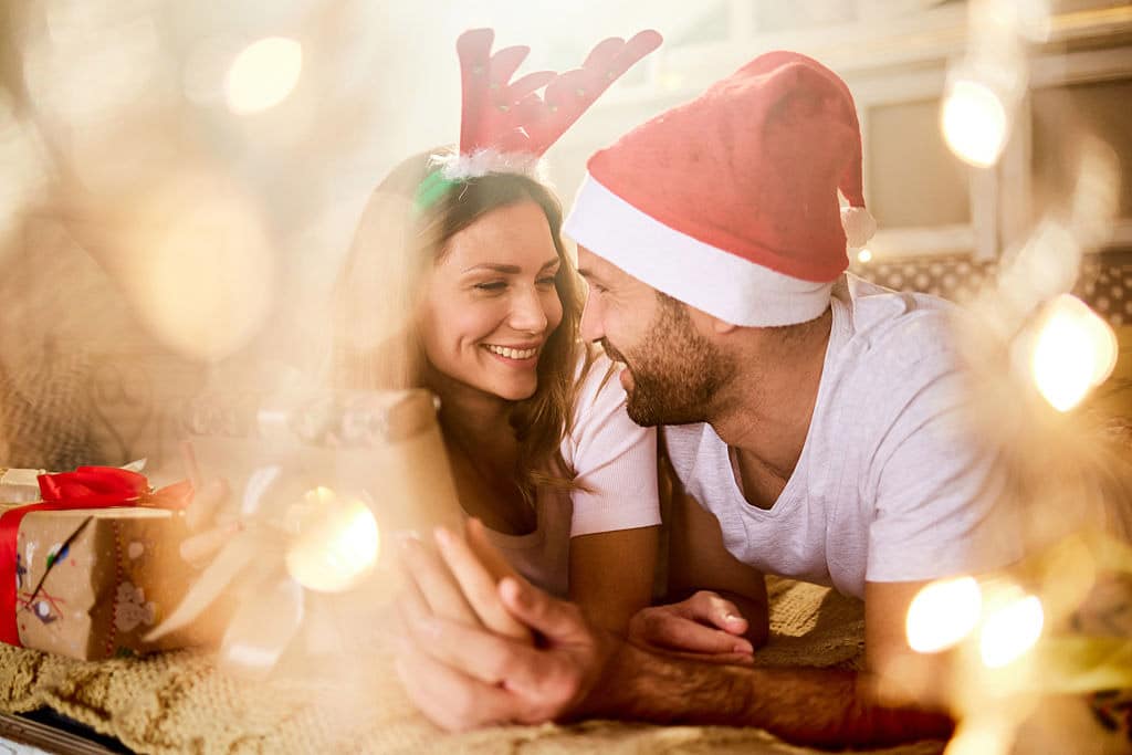 Couple heureux dans un caf&eacute;, se regardant avec tendresse.