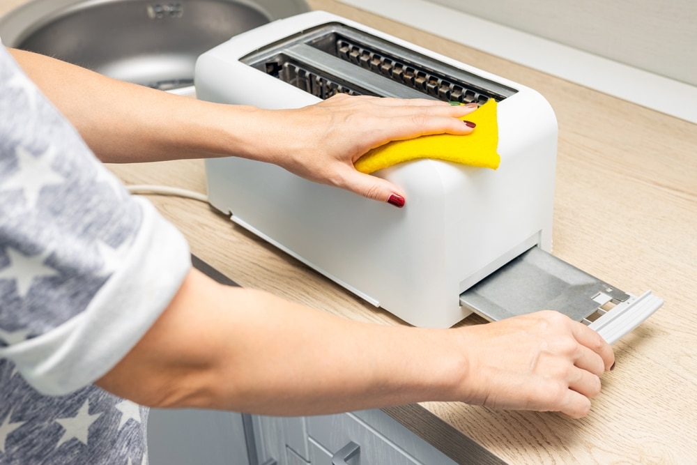 Grille-pain propre et brillant apr&egrave;s nettoyage