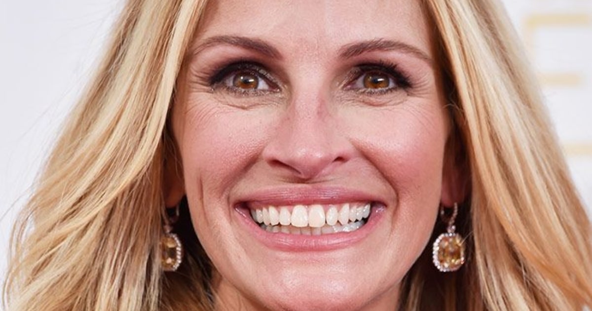 Julia Roberts et Daniel Moder se regardant avec tendresse lors d'une sortie