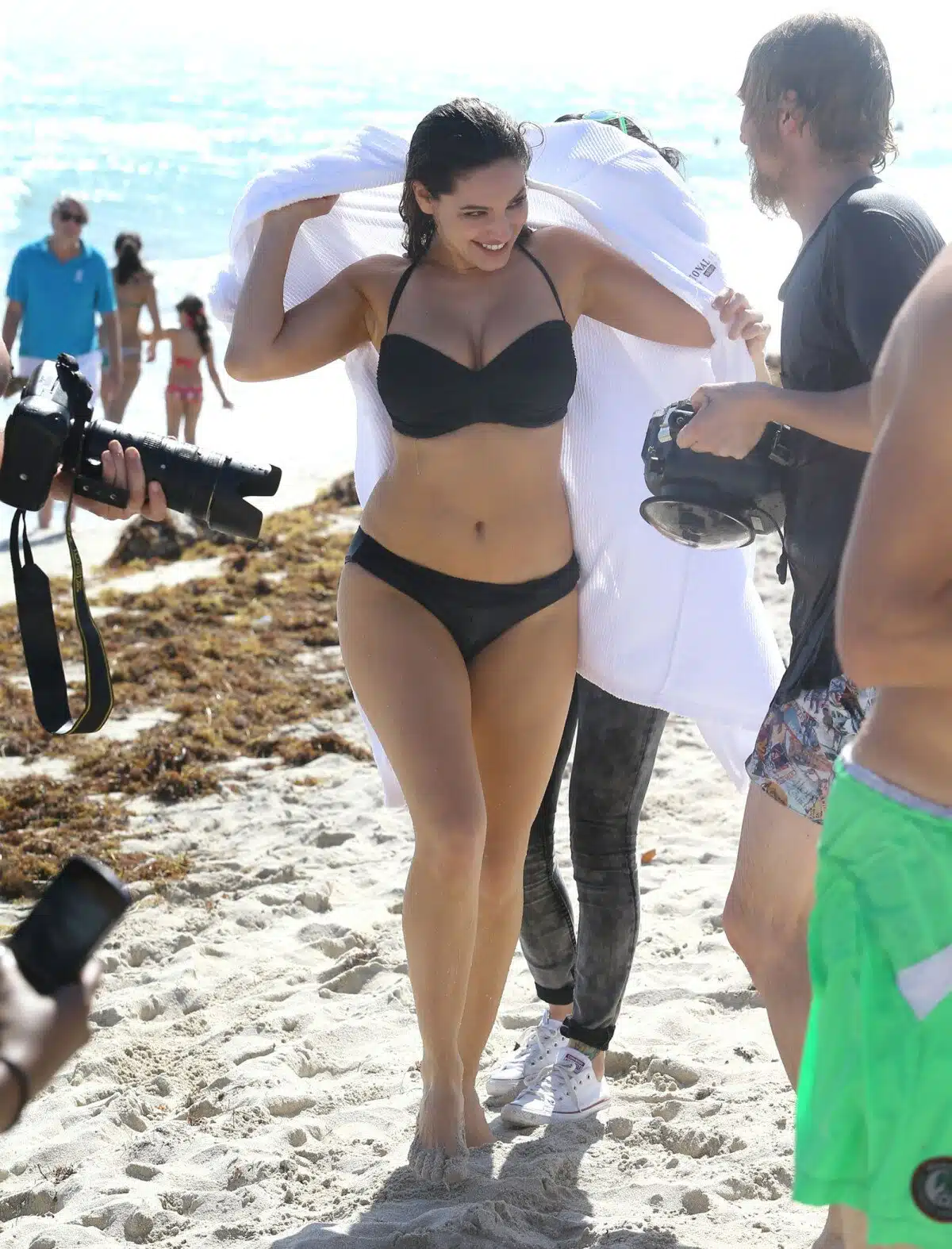 Kelly Brook sur une plage de Miami