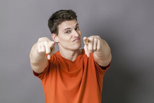 Professionnel affirmant ses positions