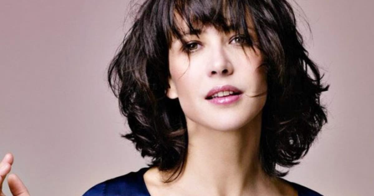 Sophie Marceau souriante, &eacute;l&eacute;gante et naturelle
