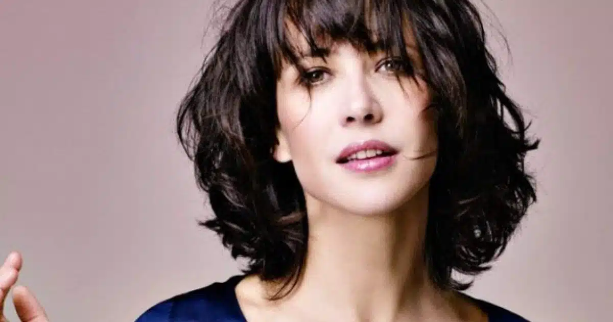 Sophie Marceau souriante, élégante et naturelle