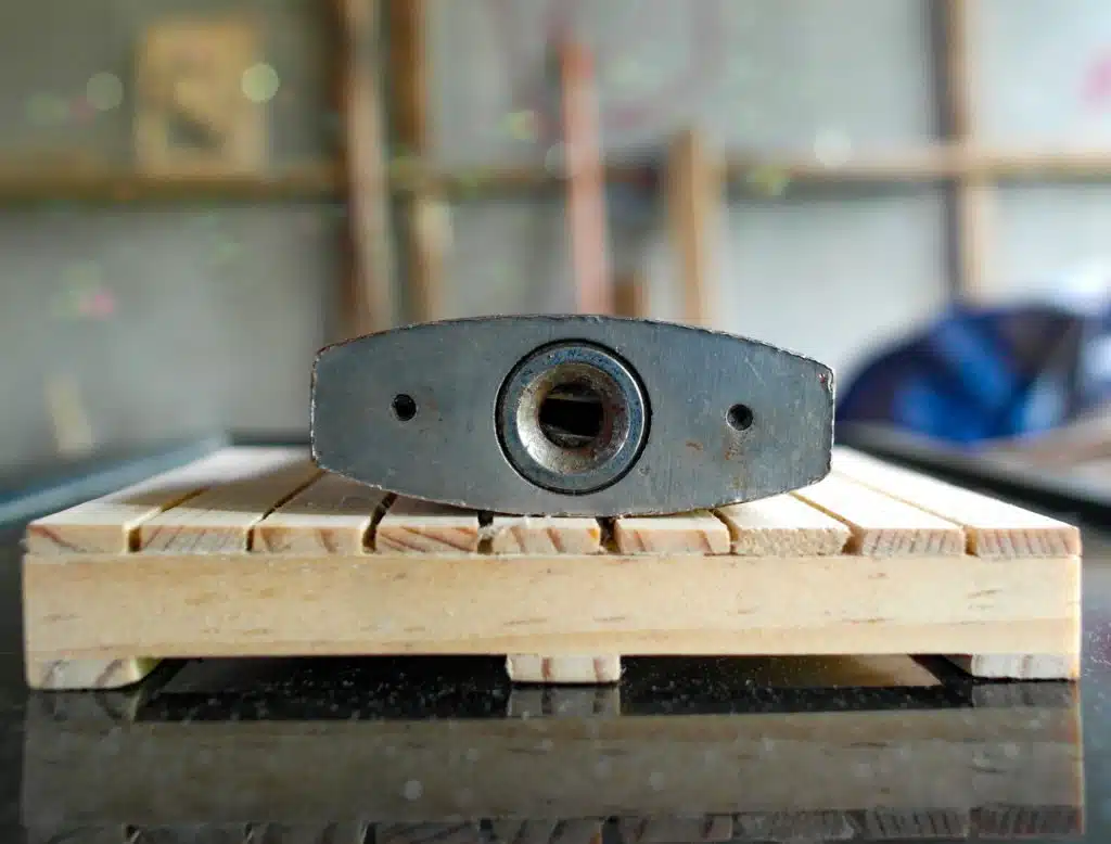 Gros plan sur le petit trou d'évacuation situé à la base d'un cadenas