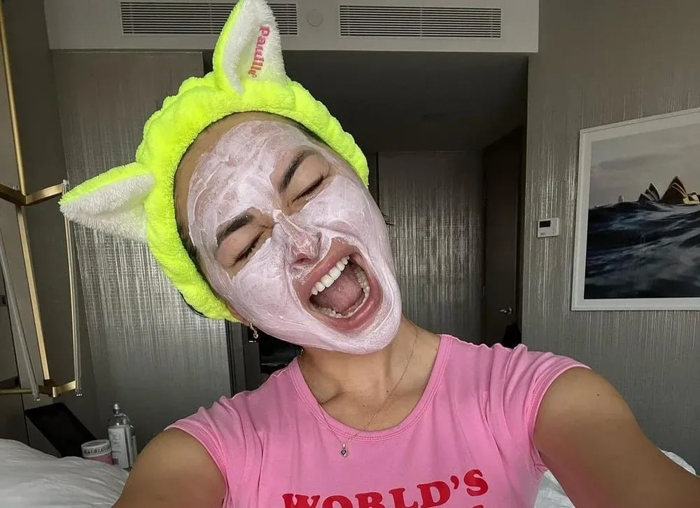 Femme se préparant le visage