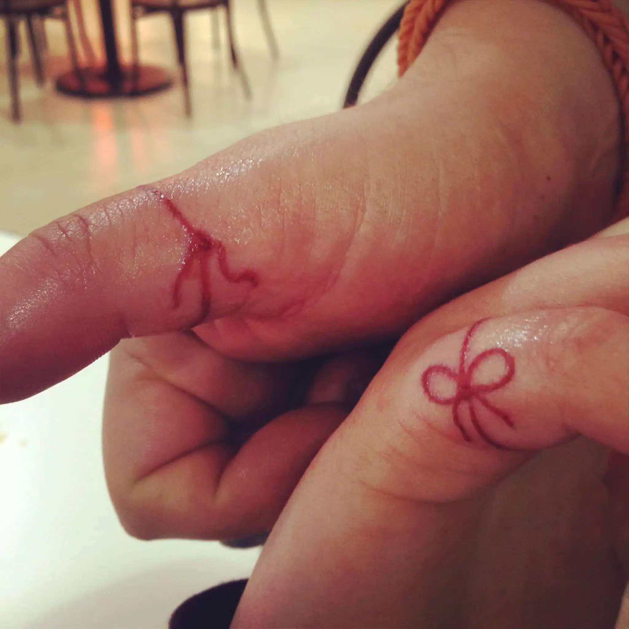 Tatouage discret du fil rouge