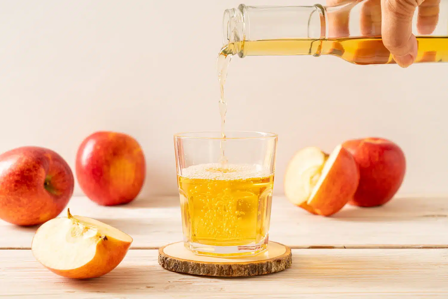 Bouteille de vinaigre de cidre et pommes