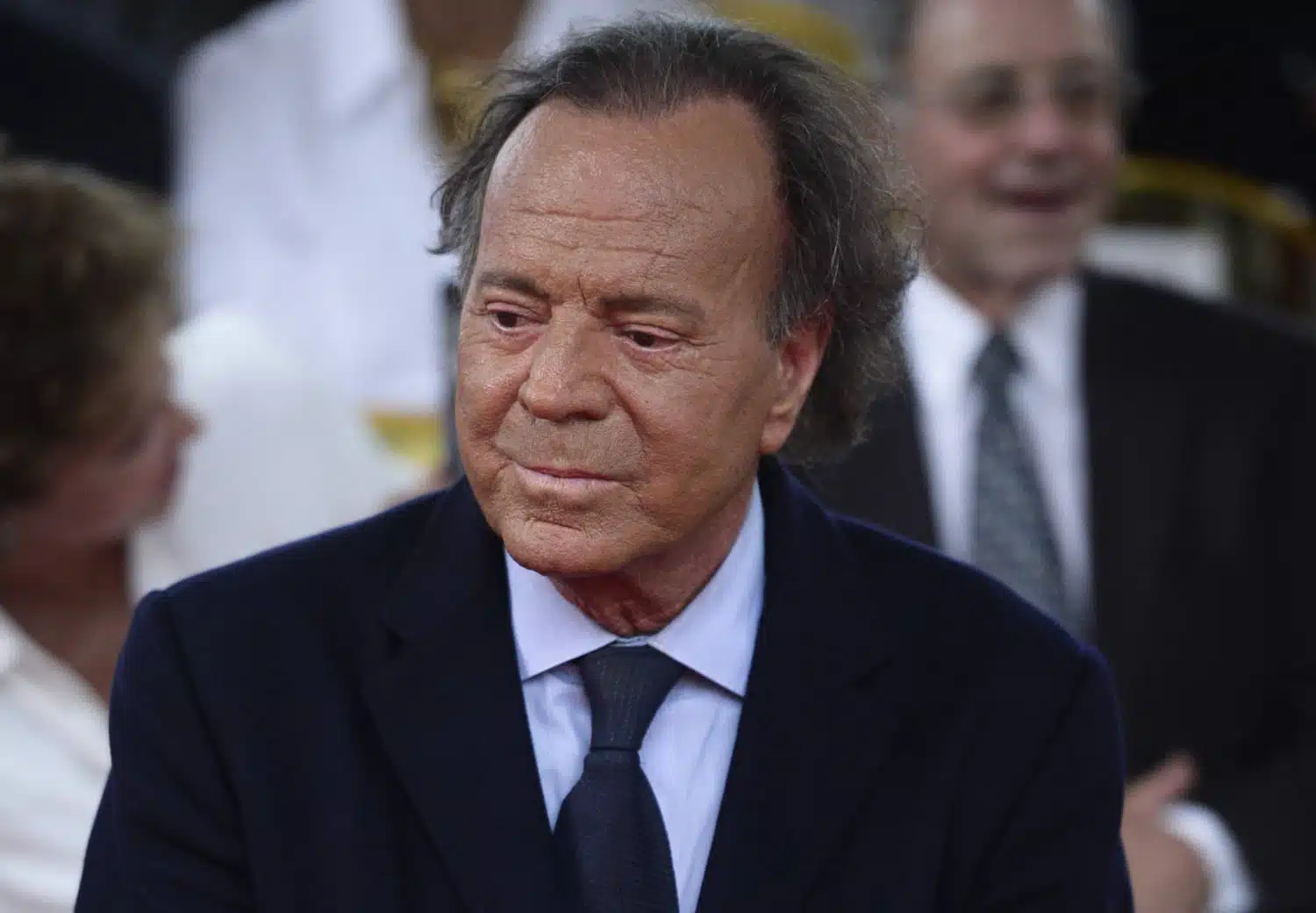 Julio Iglesias élégant