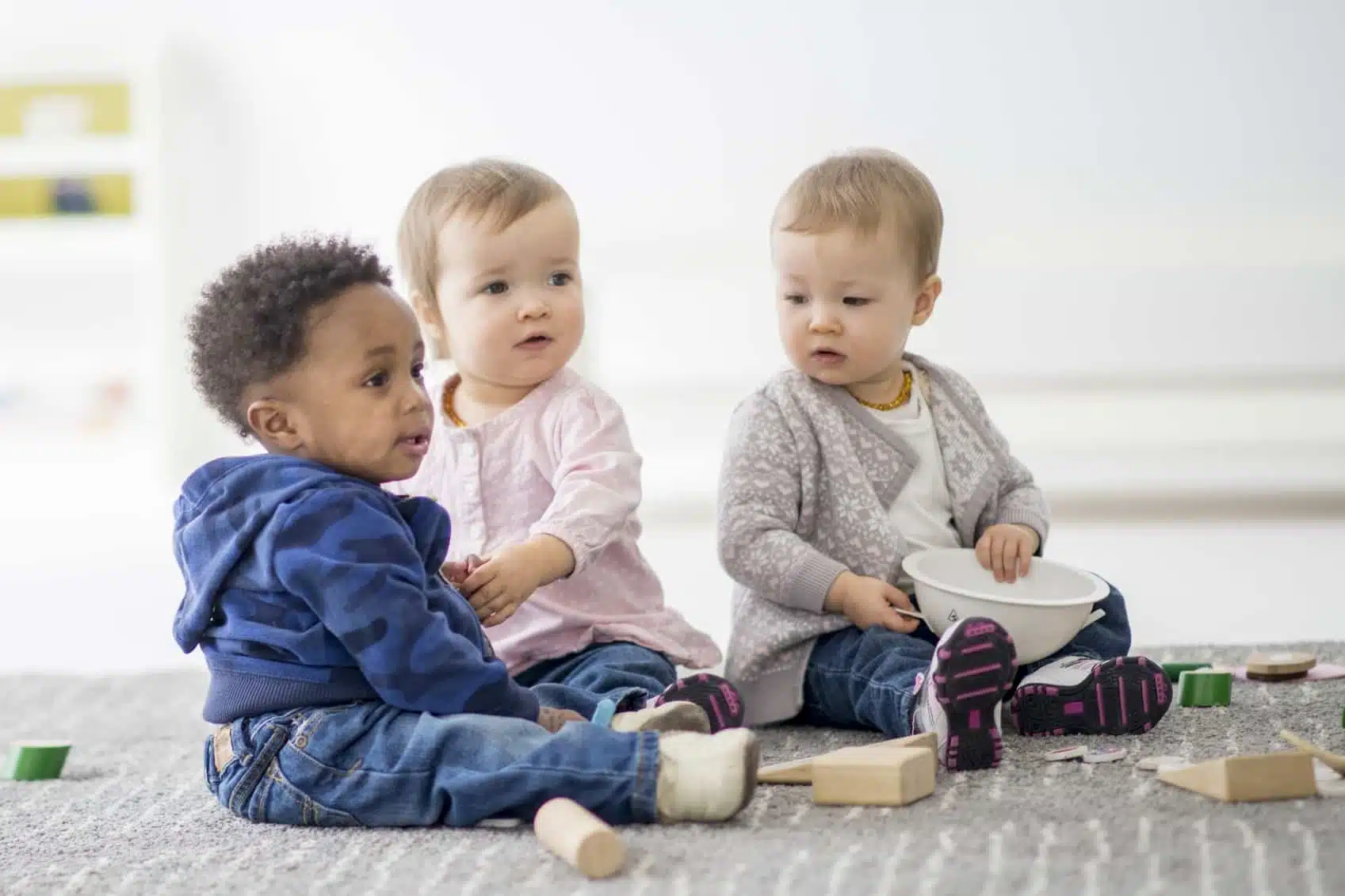 Trois bébés jouant ensemble