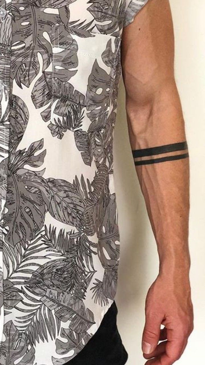 Tatoueur réalisant une bande noire