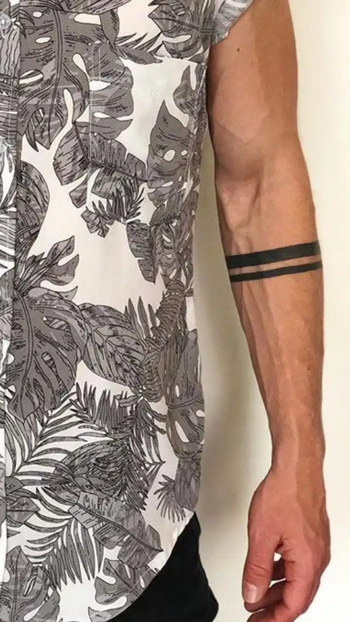 Tatoueur réalisant une bande noire