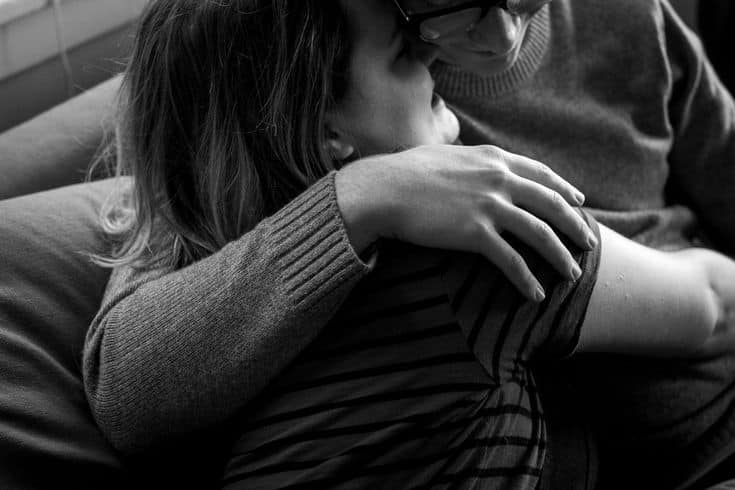 Couple partageant un moment tendre