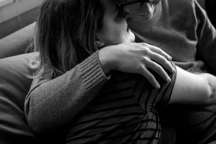 Couple partageant un moment tendre