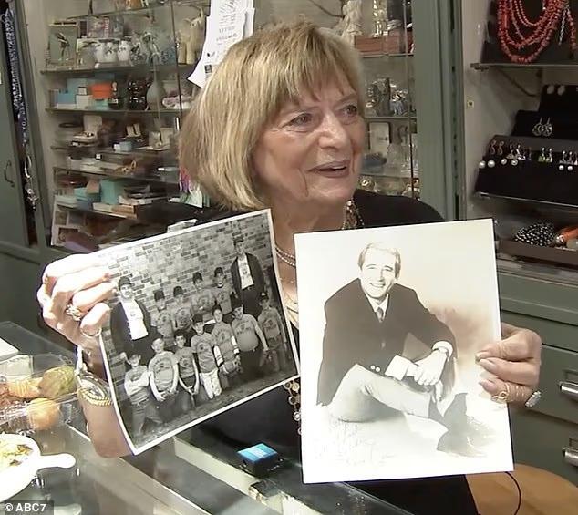 Ann Angeletti dans sa bijouterie, souriante et engag&eacute;e dans son activit&eacute;