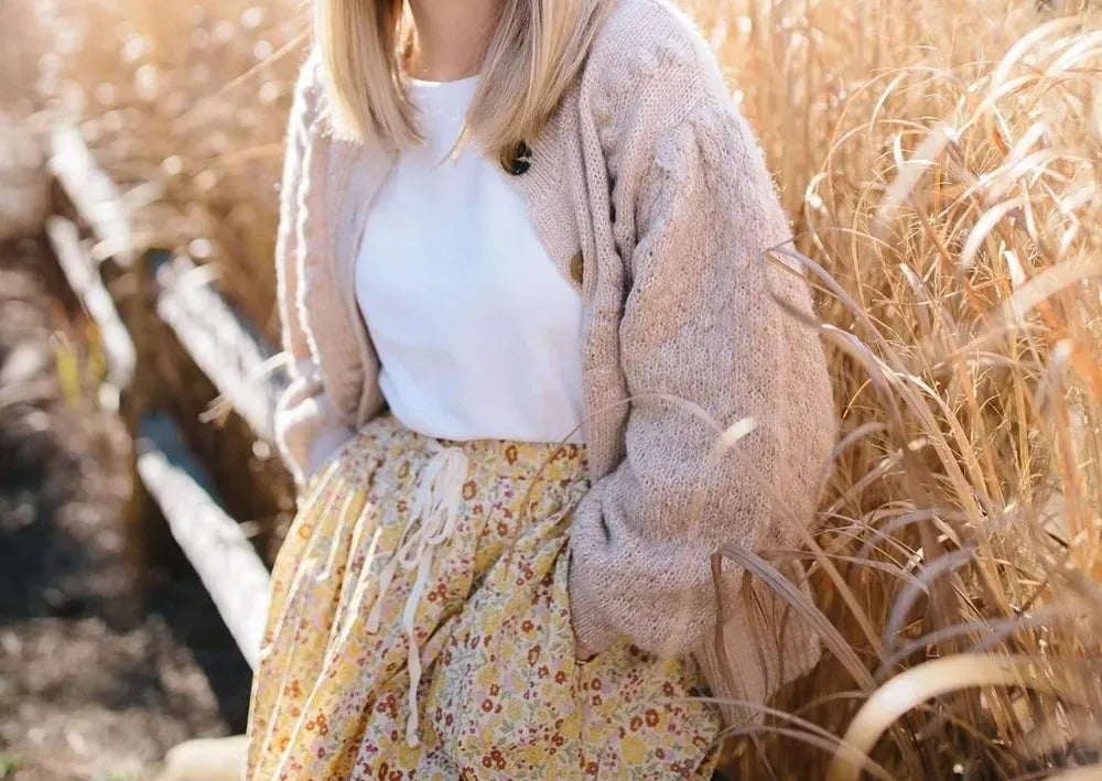 Vêtements modernes sur cintre