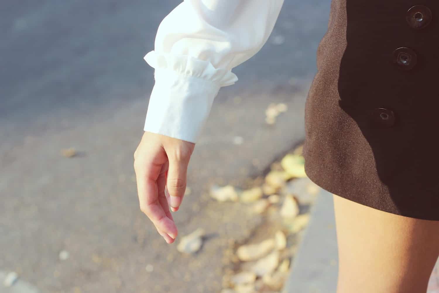 Tenue stylisée avec mini-jupe et chemisier