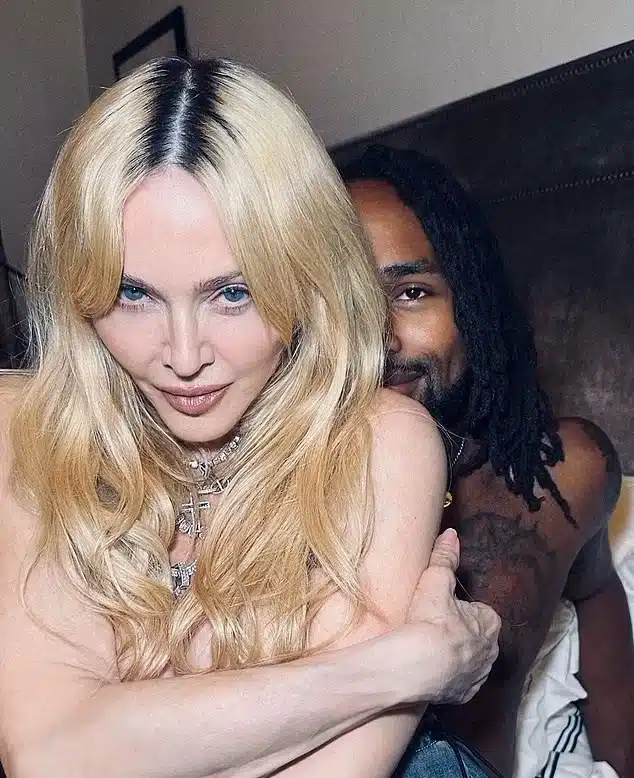 Photo de Madonna mettant en avant ses mains