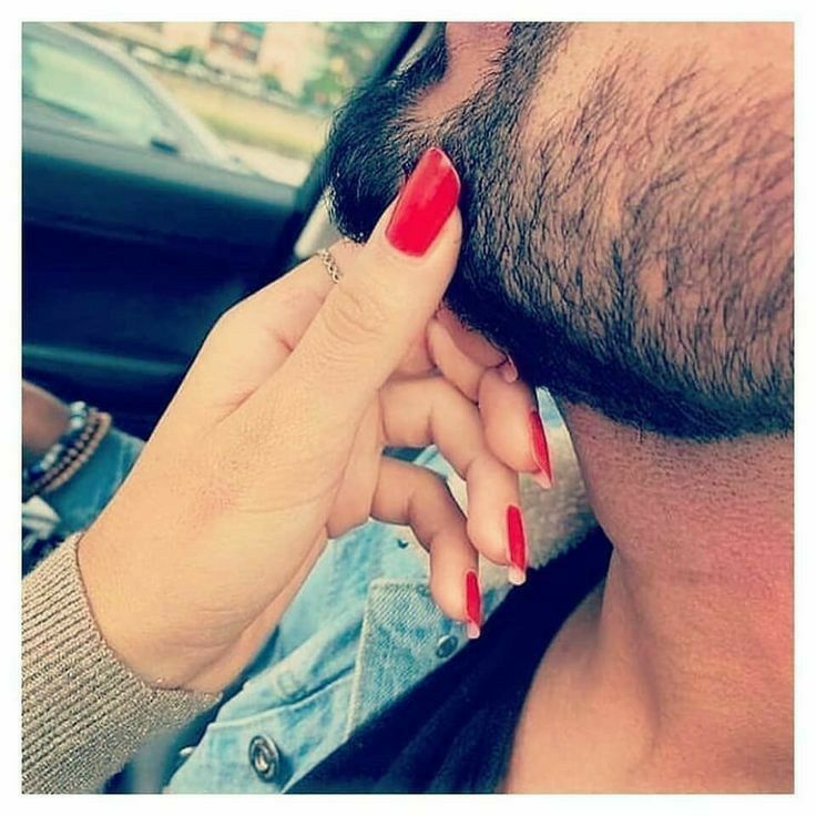 Mains entrelacées en signe d'affection