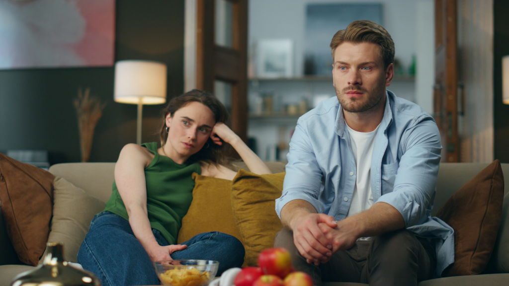 Une sc&egrave;ne tendue lors d'une r&eacute;union de famille, une femme quittant la pi&egrave;ce