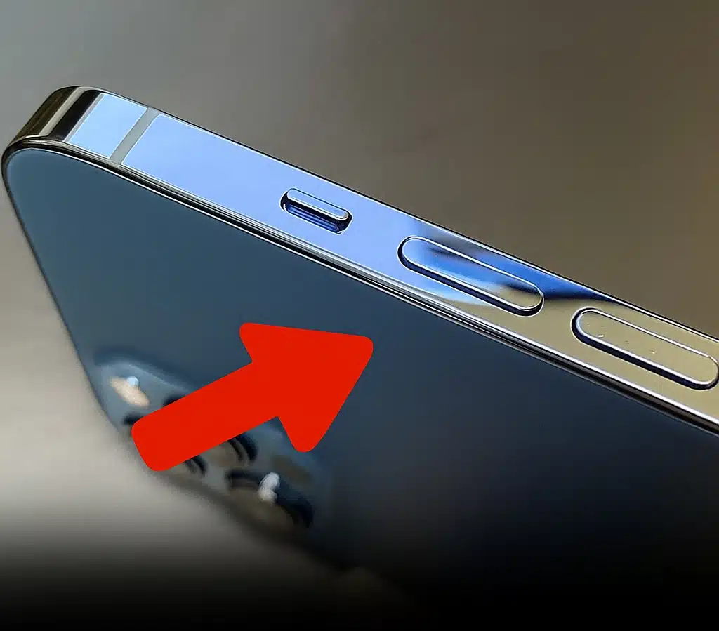 Personne utilisant le bouton de volume pour prendre une photo