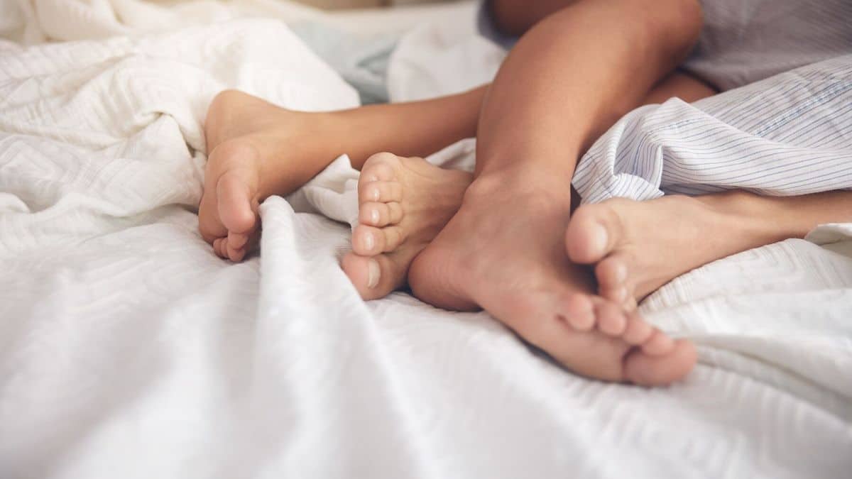 Couple profitant d'un moment calme après la naissance d'un enfant
