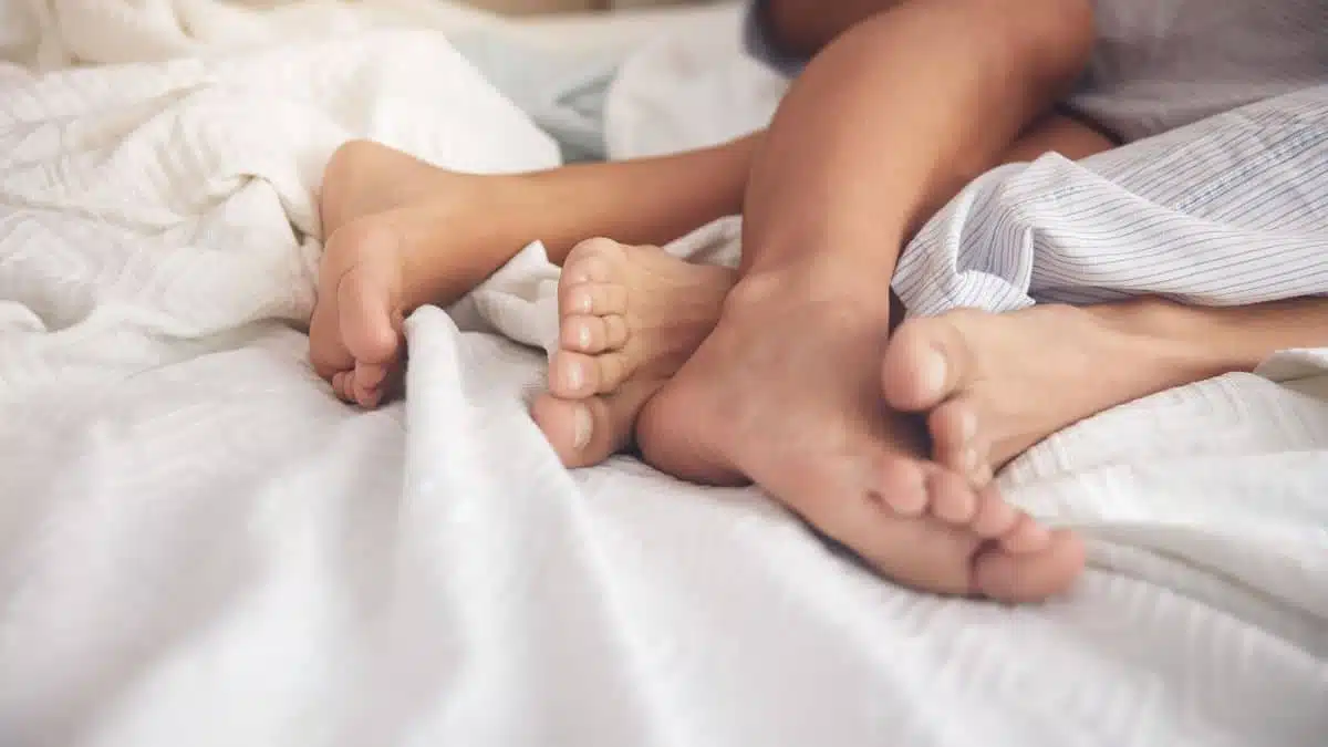 Couple profitant d'un moment calme après la naissance d'un enfant