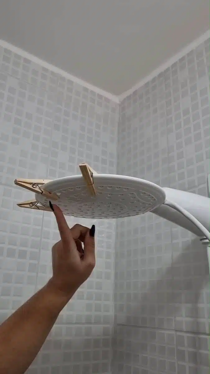 Pince à linge en bois avec gouttes d'huiles essentielles
