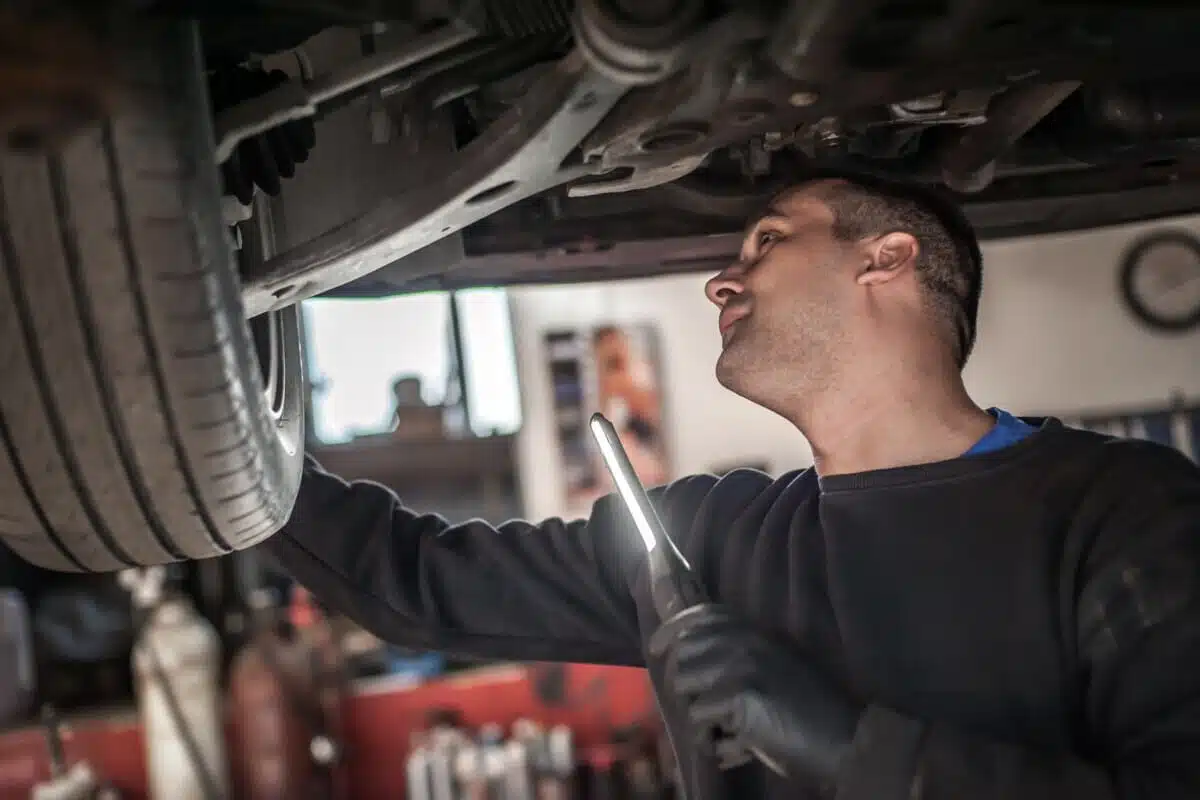 Contrôle technique sur une voiture ancienne