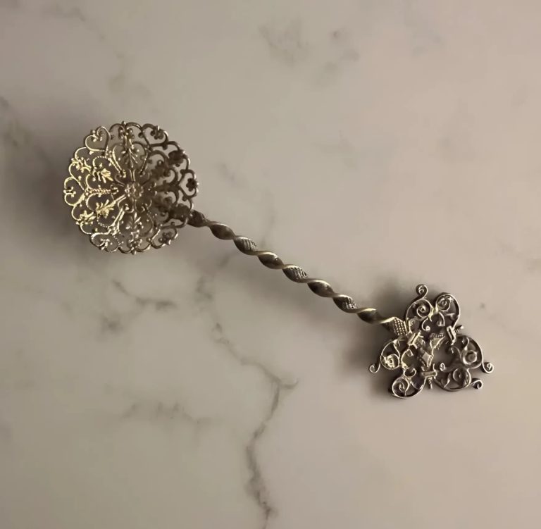 Cuill&egrave;re &agrave; bonbons pos&eacute;e sur un napperon, d&eacute;tail