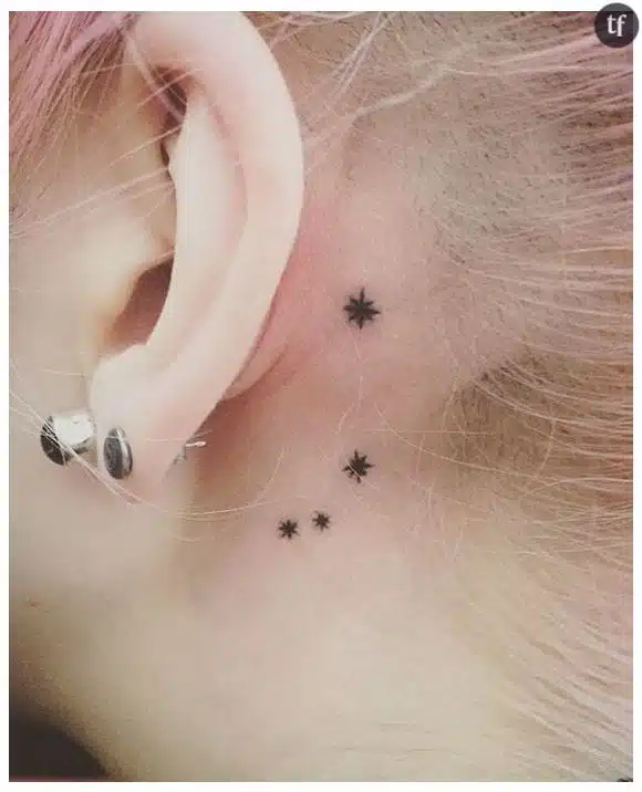 tatouage étoile derrière l'oreille