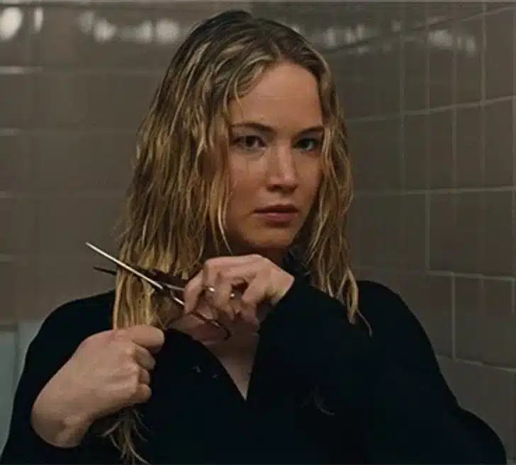 Femme se coupant elle-même les cheveux