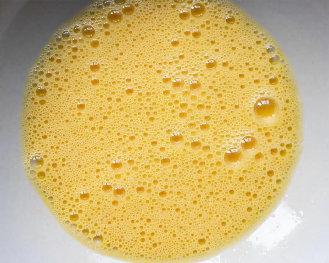 Œufs battus prêts pour la cuisson