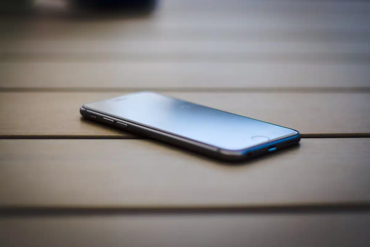 Personne utilisant son smartphone dans un environnement bruyant