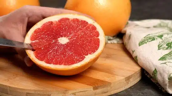 Demi-pamplemousse posé sur une table