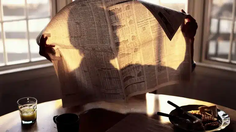 Vieille coupure de journal jaunie avec un article sur un événement dramatique dans une maternité