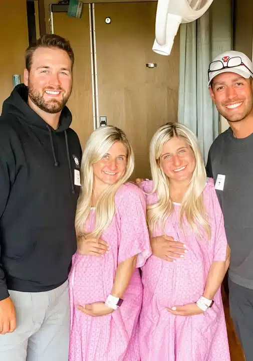 Photo des deux nouveaux-nés, côte à côte, peu après leur naissance