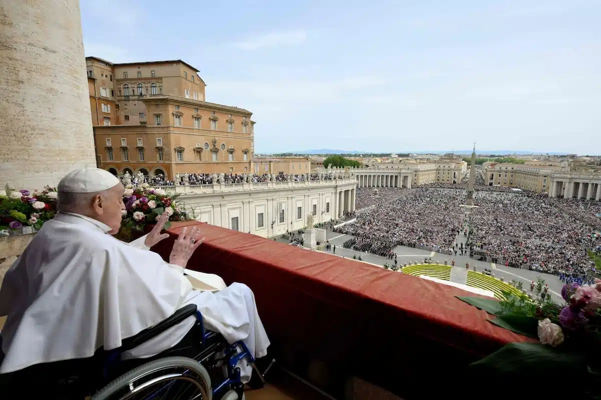 Le pape François saluant des fidèles