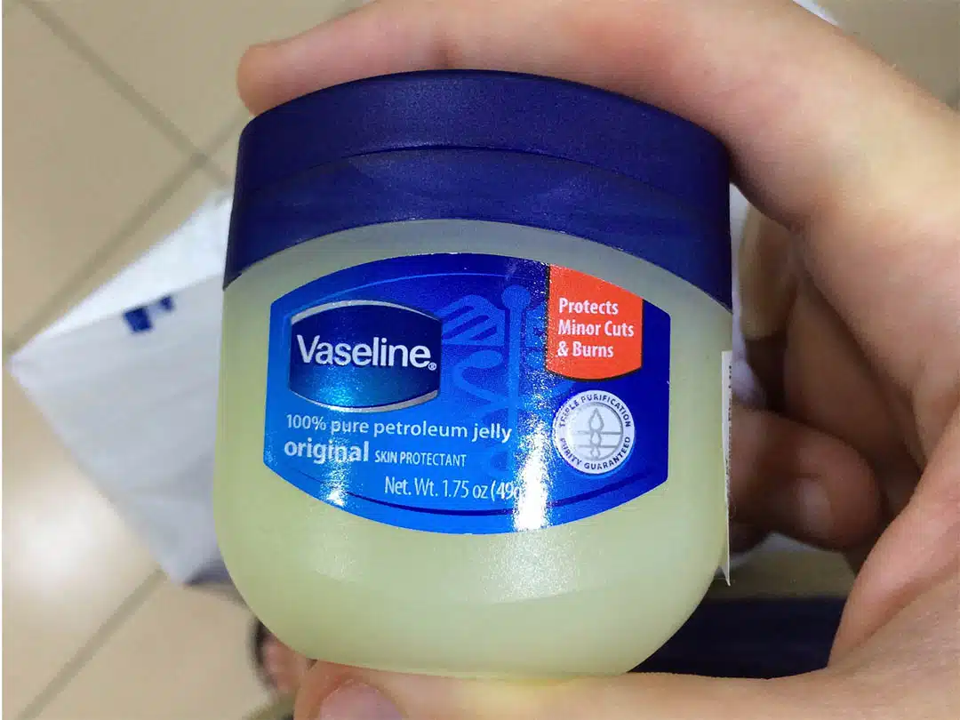 Pot de vaseline utilisé en soin beauté
