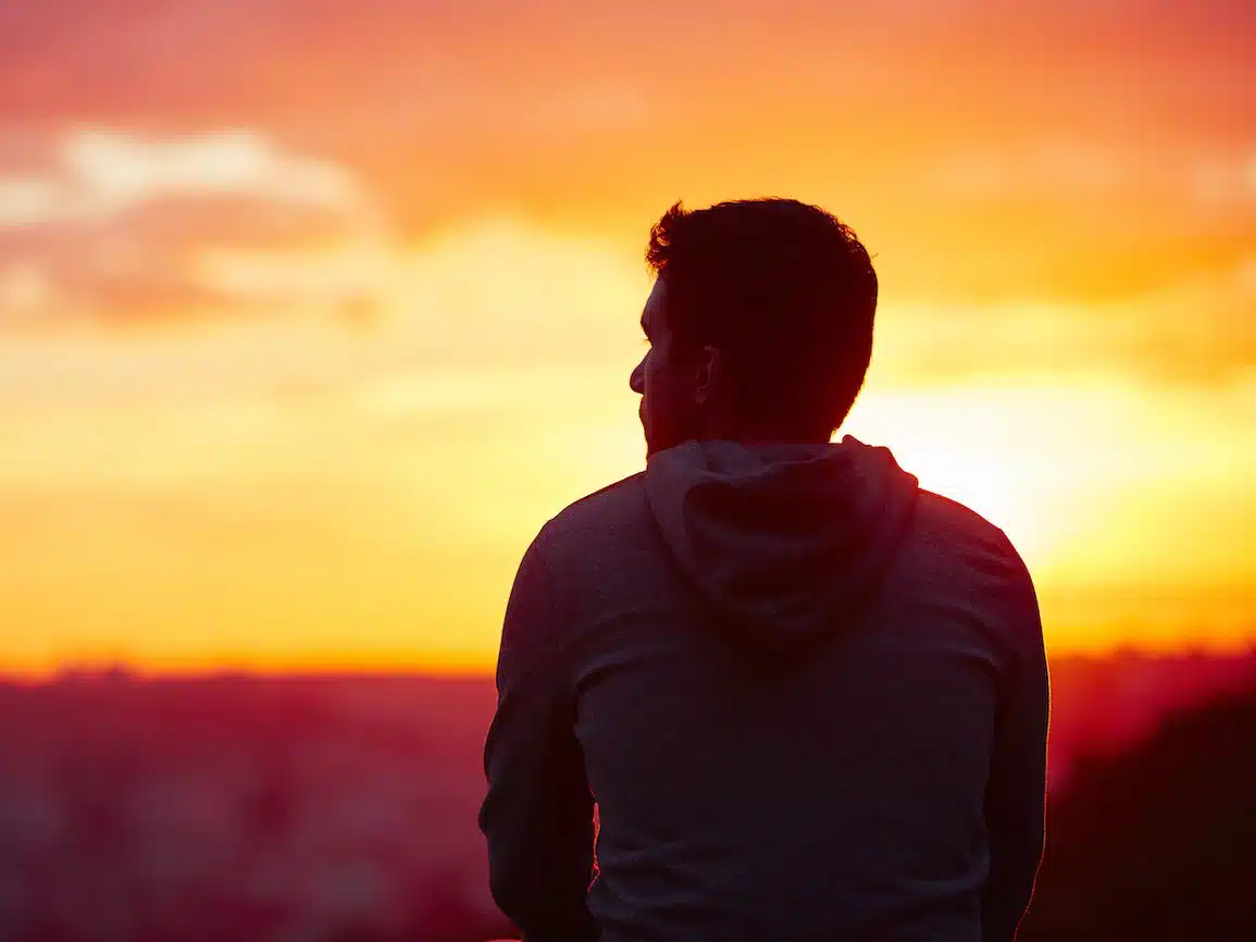 Deux personnes partageant un moment de complicité et de conversation authentique dans un café