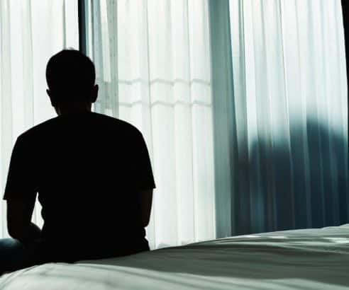 Femme dormant paisiblement avec une expression sereine