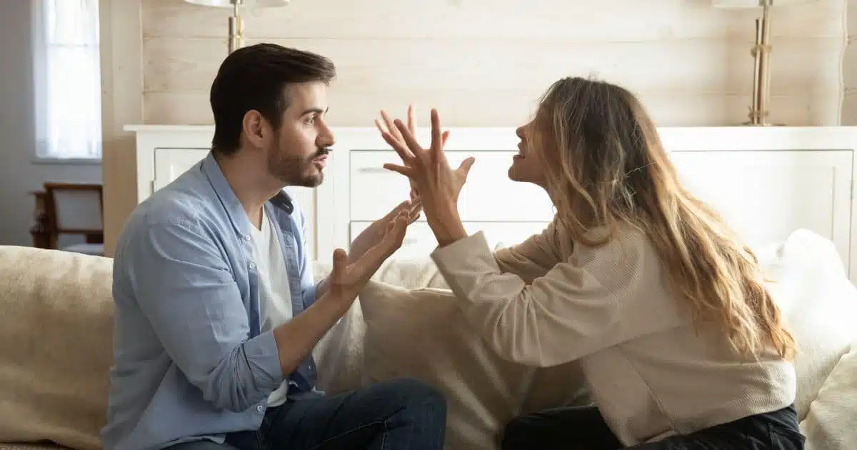 Porte qui se referme symboliquement