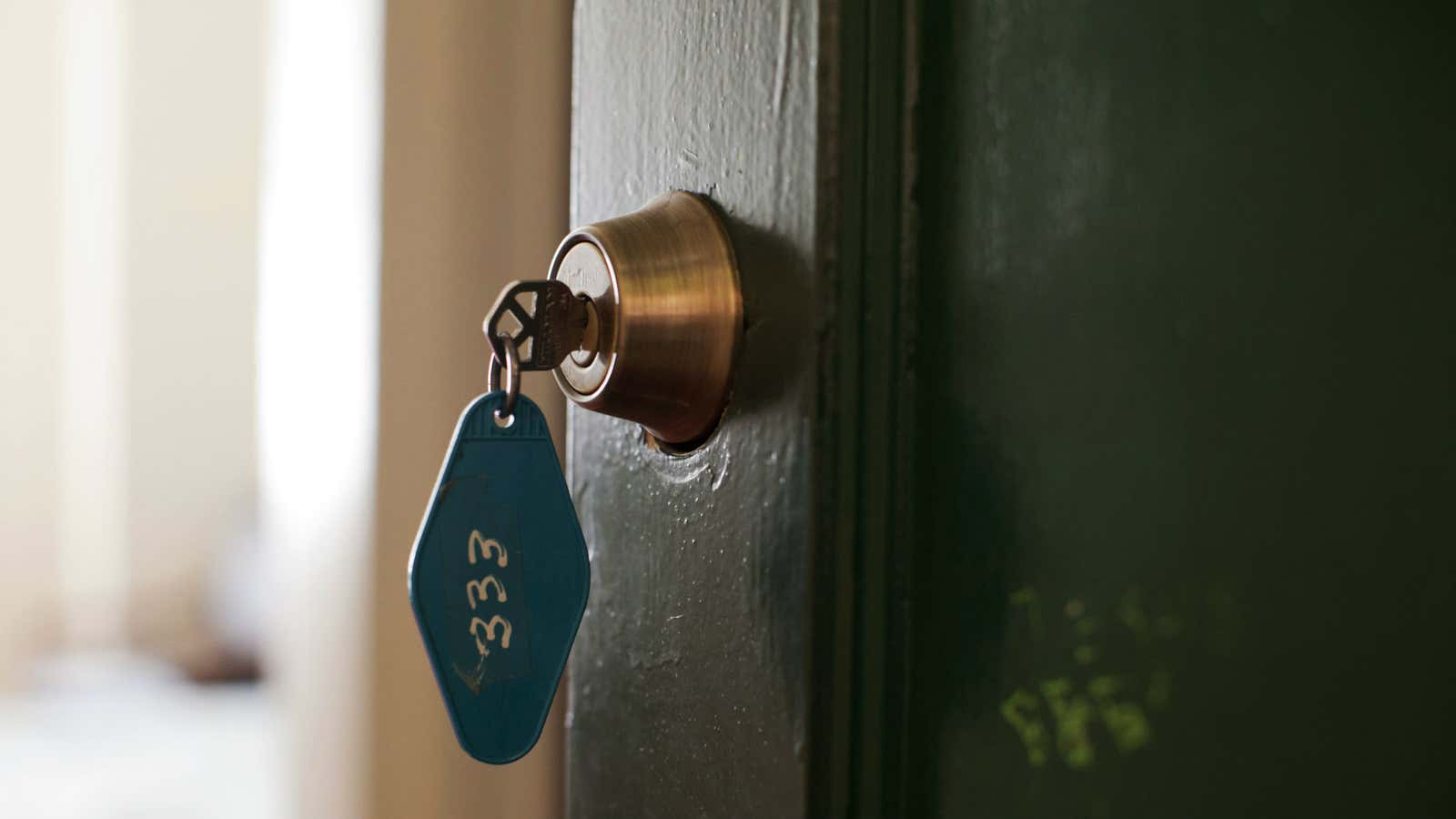 Clé dans une serrure en situation d'urgence