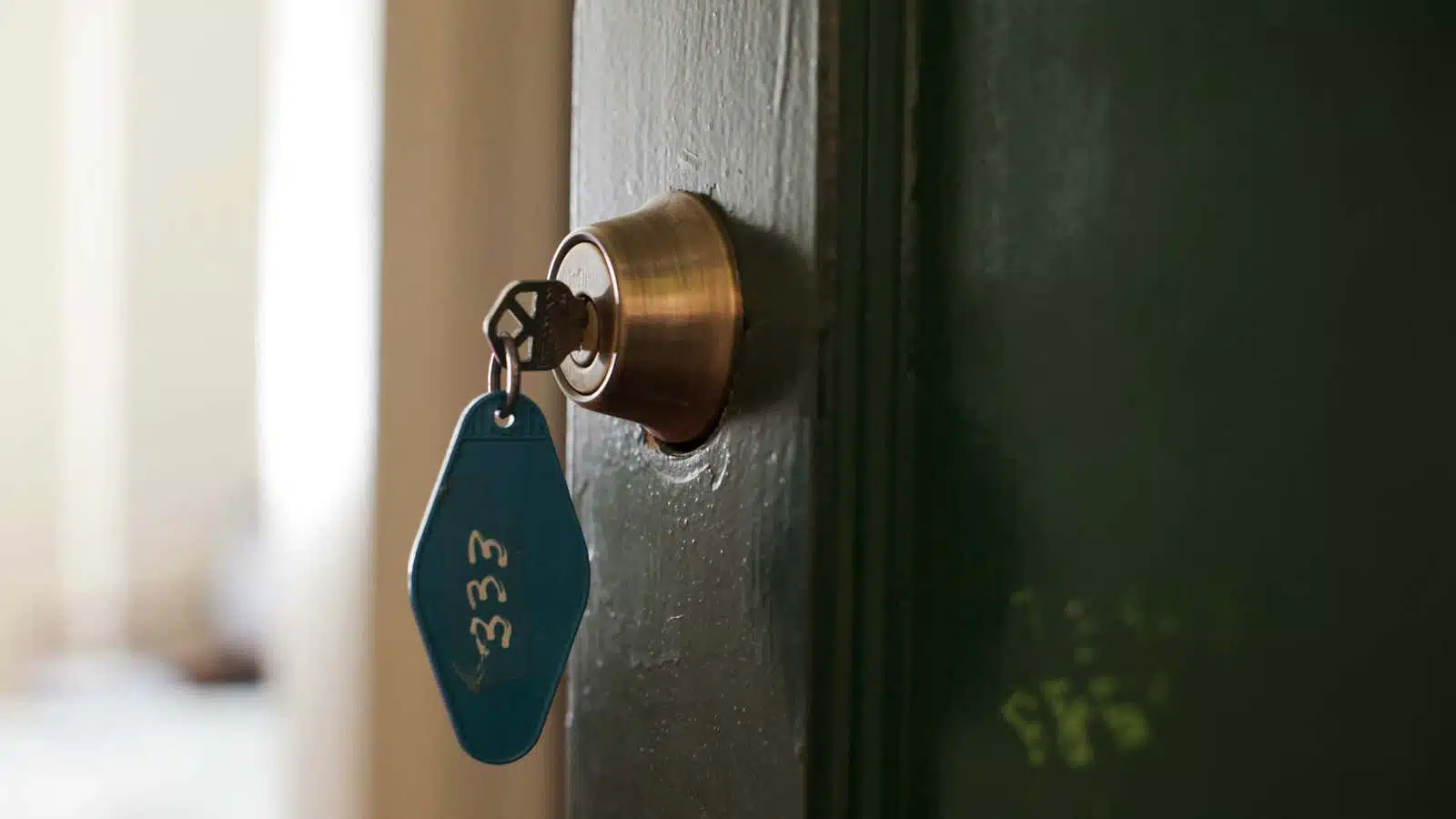 Clé dans une serrure en situation d'urgence