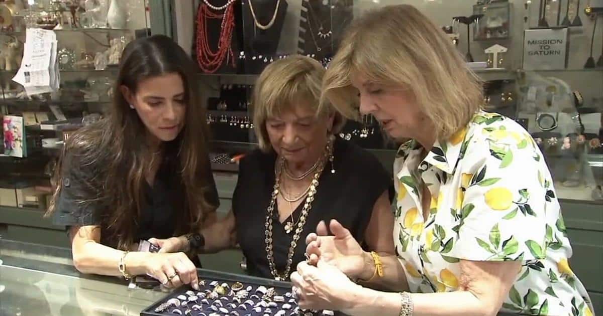 Une femme &acirc;g&eacute;e souriante, active et pleine de vie