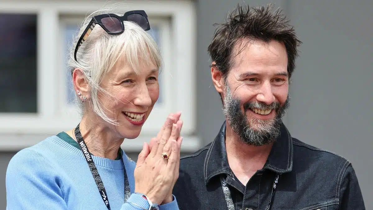 Keanu Reeves et Alexandra Grant se tenant la main, unis et sereins