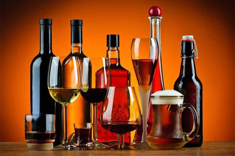Verres d'alcool variés sur un comptoir