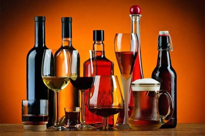 Verres d'alcool variés sur un comptoir